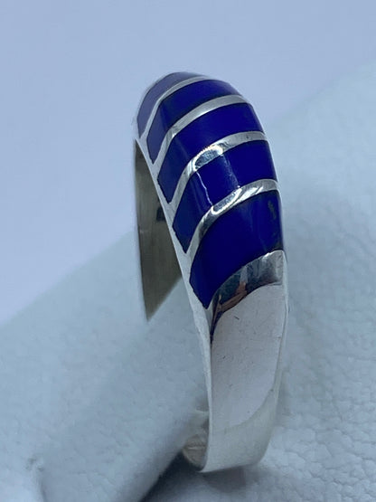 Anillo de lapislázuli puesto en dedo, mostrando el color azul profundo