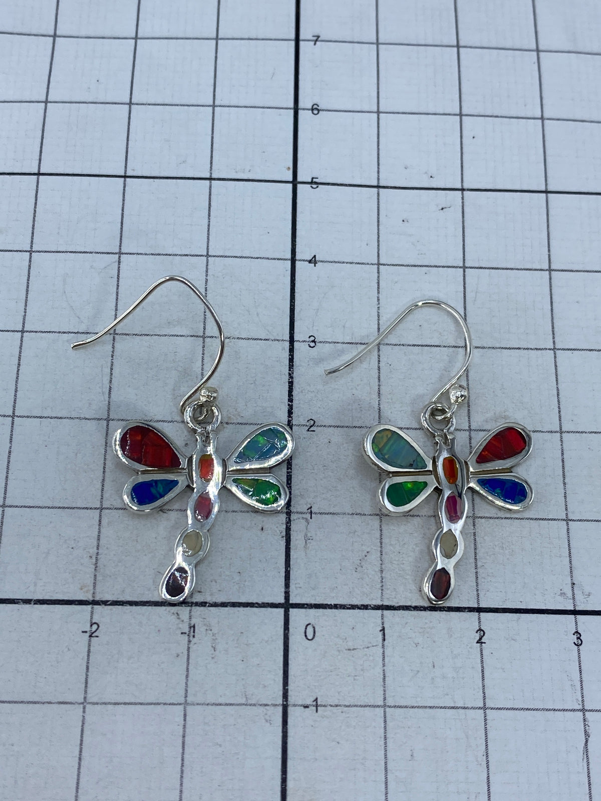 Aretes de plata ópalo fuego con Quinto 925 visible en el engaste
