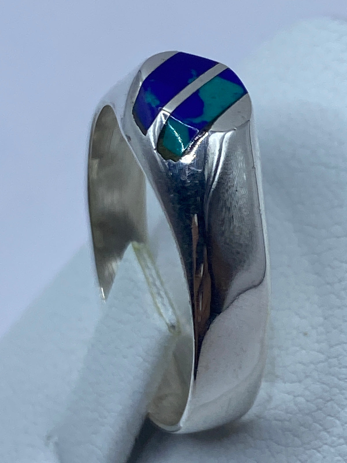 Anillo de plata con piedra azul sobre regla de medición