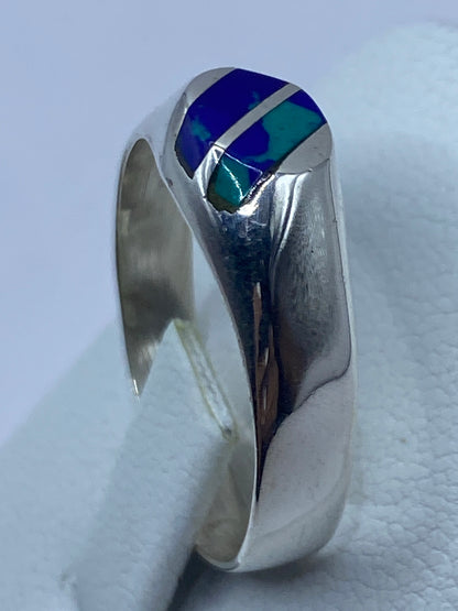 Anillo de plata con piedra azul sobre regla de medición