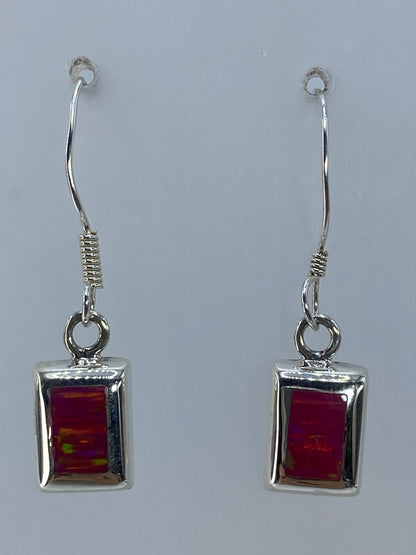 Aretes de plata con ópalo de fuego rosa, colgando de gancho de plata