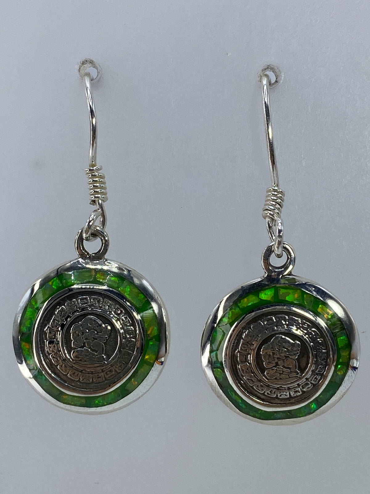 Par de aretes de plata 950 con ópalo de fuego verde olivo engastado a mano, diseño circular prehispánico