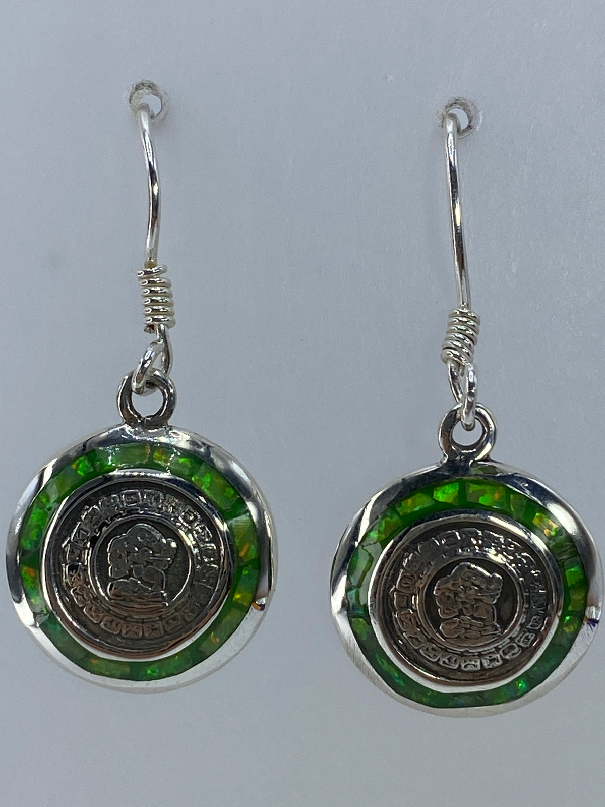 Detalle del motivo prehispánico grabado en la plata y el color verde olivo del ópalo