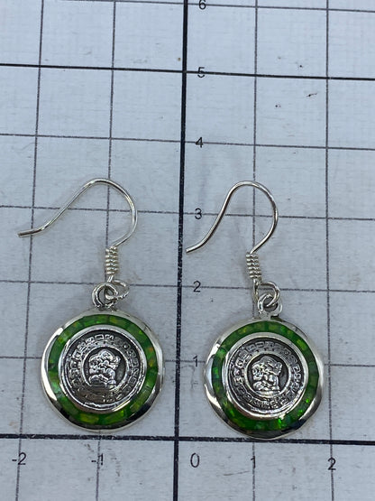 Aretes sobre fondo blanco mostrando el Quinto 950 y los ganchos de plata