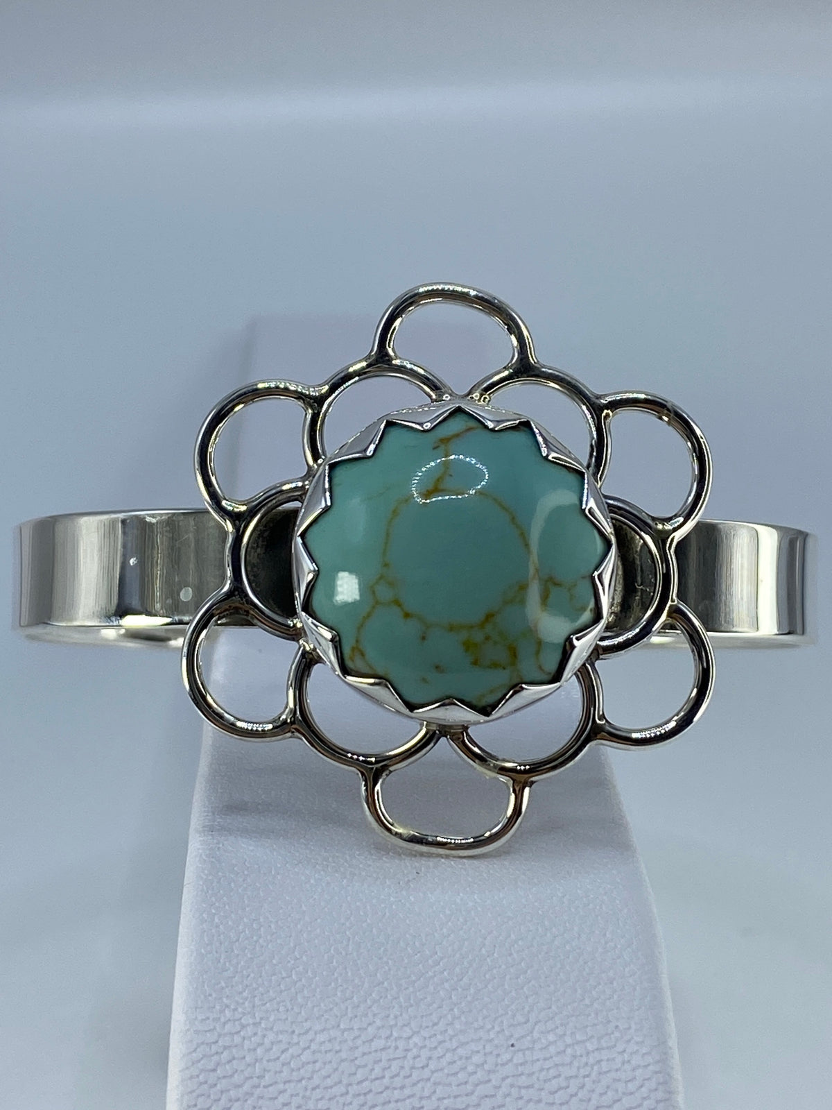 Brazalete de plata 950 floral con turquesa azul abierto, vista frontal