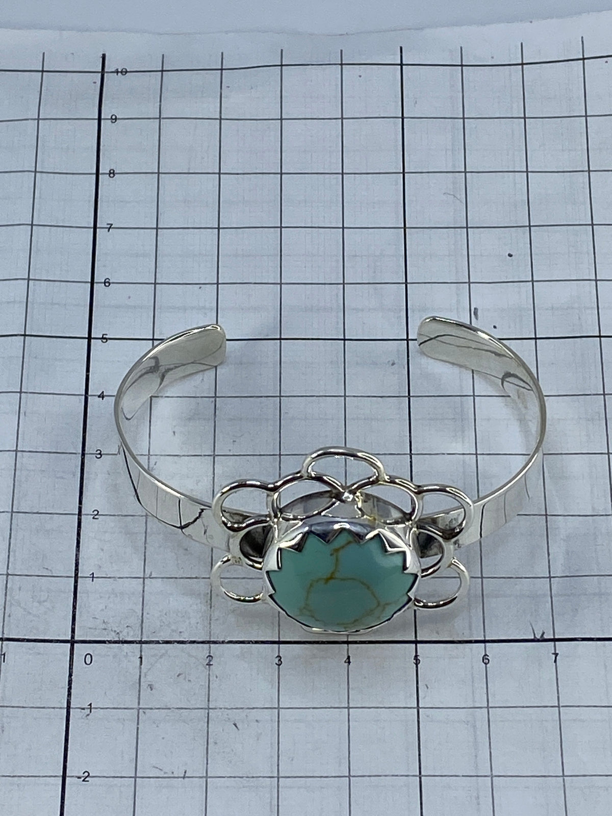 Brazalete de plata 950 sobre fondo blanco con medidas en escala