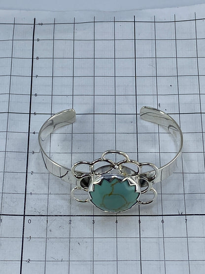Brazalete de plata 950 sobre fondo blanco con medidas en escala