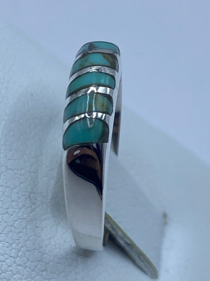 Detalle lateral del anillo de turquesa con bandas de plata intercaladas
