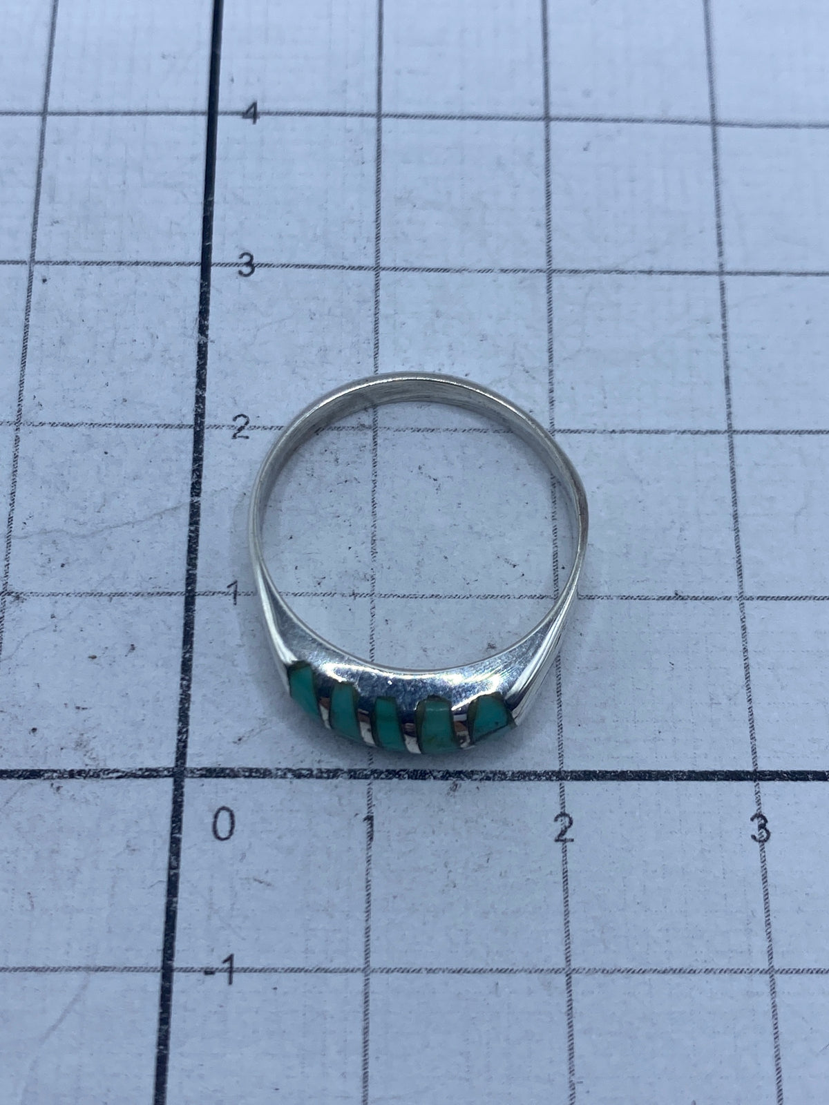 Anillo sobre regla centimétrica mostrando proporción y Quinto 925