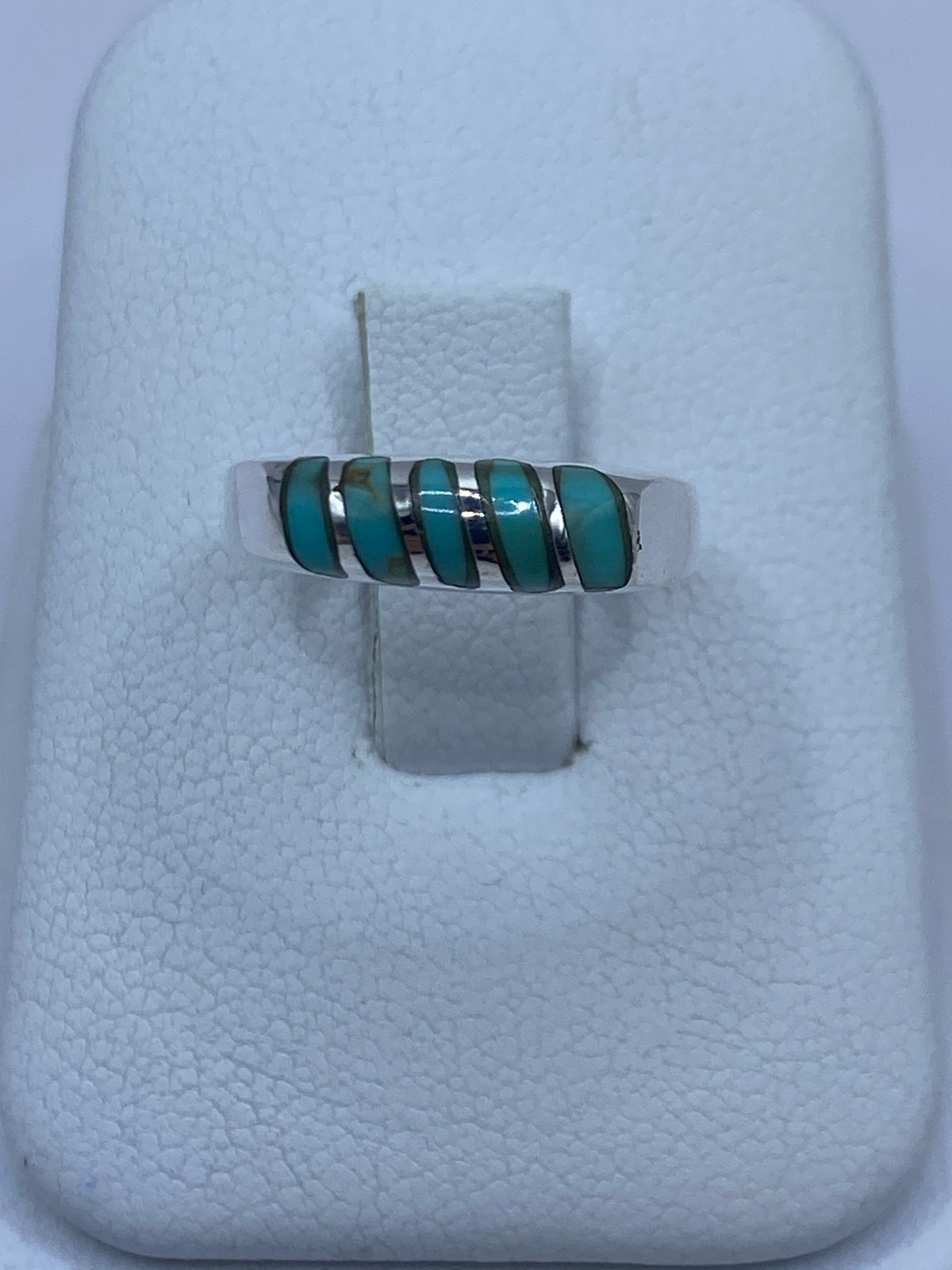Anillo de plata 925 con turquesa azul cielo engastada en la mano de una persona