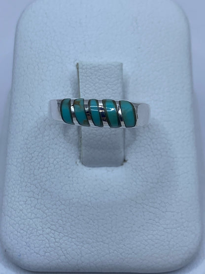 Anillo de plata 925 con turquesa azul cielo engastada en la mano de una persona