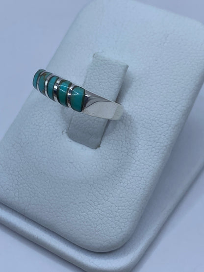 Vista lateral del anillo de plata con turquesa mostrando el engaste a mano