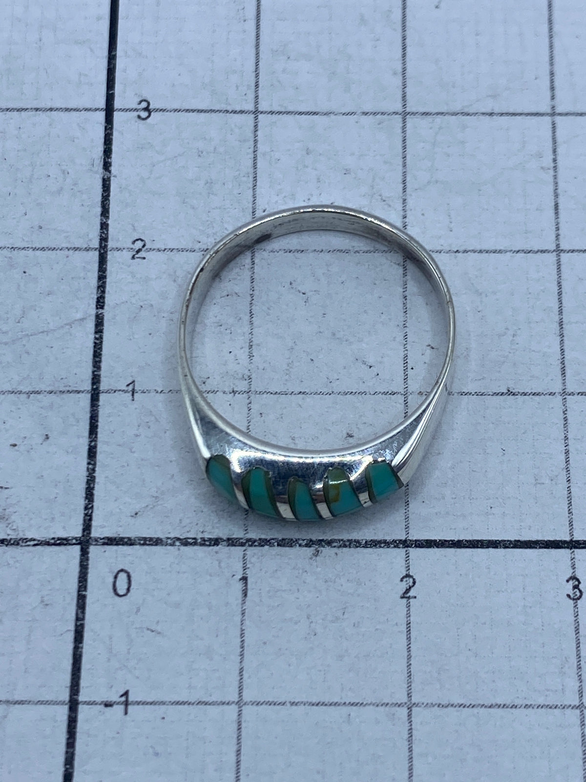 Anillo sobre fondo blanco mostrando el Quinto 925 grabado