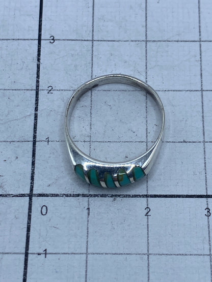 Anillo sobre fondo blanco mostrando el Quinto 925 grabado