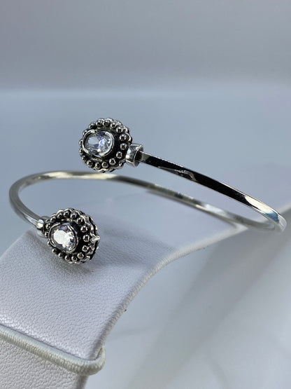 Brazalete de esclava en plata con circonia, mostrando el diámetro interior de 6.8 cm sobre regla
