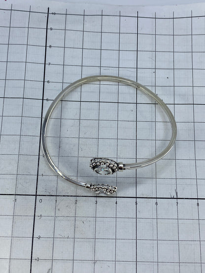Brazalete puesto en muñeca, exhibiendo brillo y elegancia de la circonia