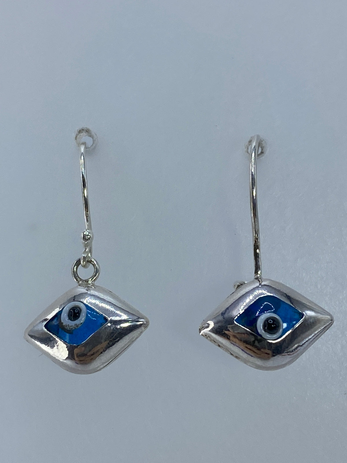 Par de aretes de plata 925 con piedra azul cielo engastada, colgando de gancho