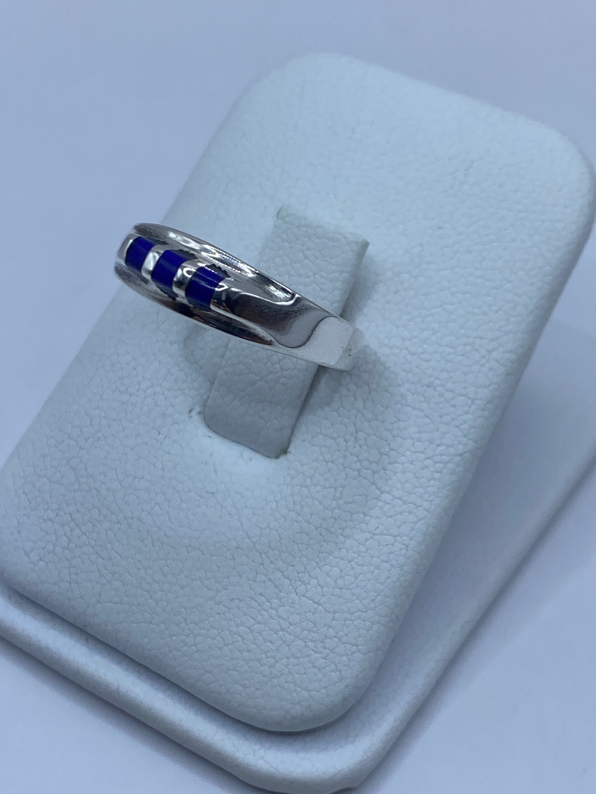 Vista frontal del anillo minimalista con lapislázuli azul profundo en talla 7