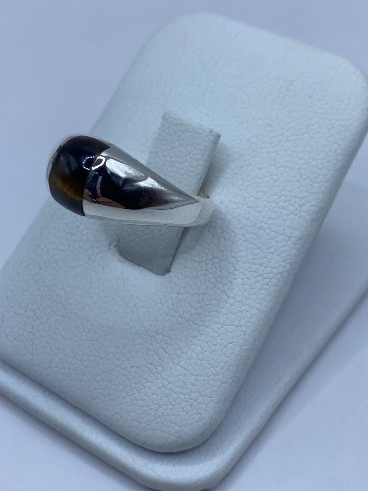 Vista frontal del anillo mostrando la piedra de Ojo de Tigre con efecto chatoyante