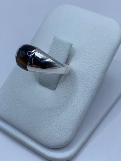 Vista frontal del anillo mostrando la piedra de Ojo de Tigre con efecto chatoyante