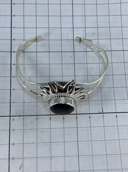 Brazalete de plata sobre fondo blanco mostrando el Quinto 925 y el diámetro interior