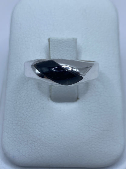 Anillo de plata 925 con ónix negro engastado en la mano de un hombre