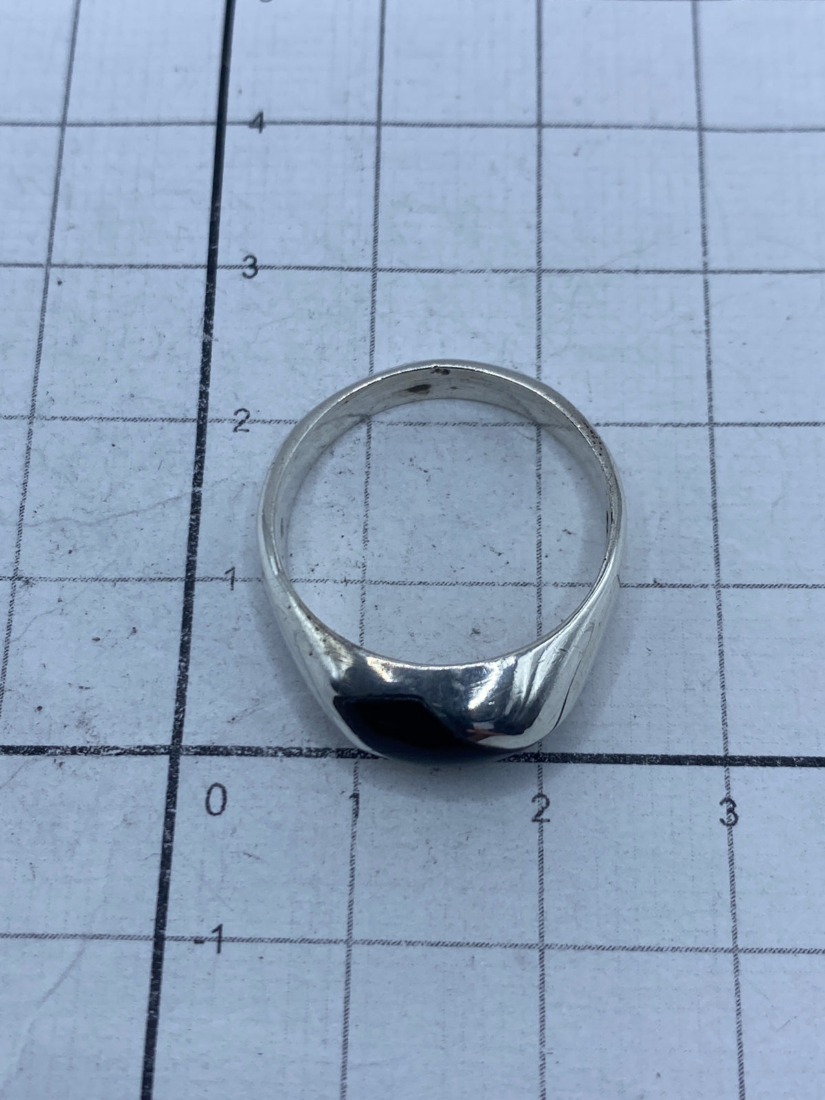 Anillo sobre escala mostrando 4.8 gramos y el número de lote