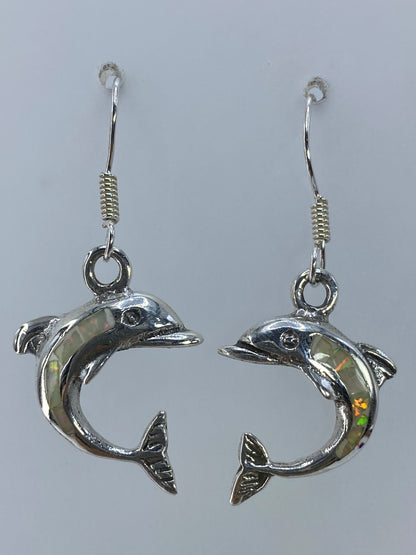 Par de aretes de plata con forma de delfín y ópalo de fuego multicolor