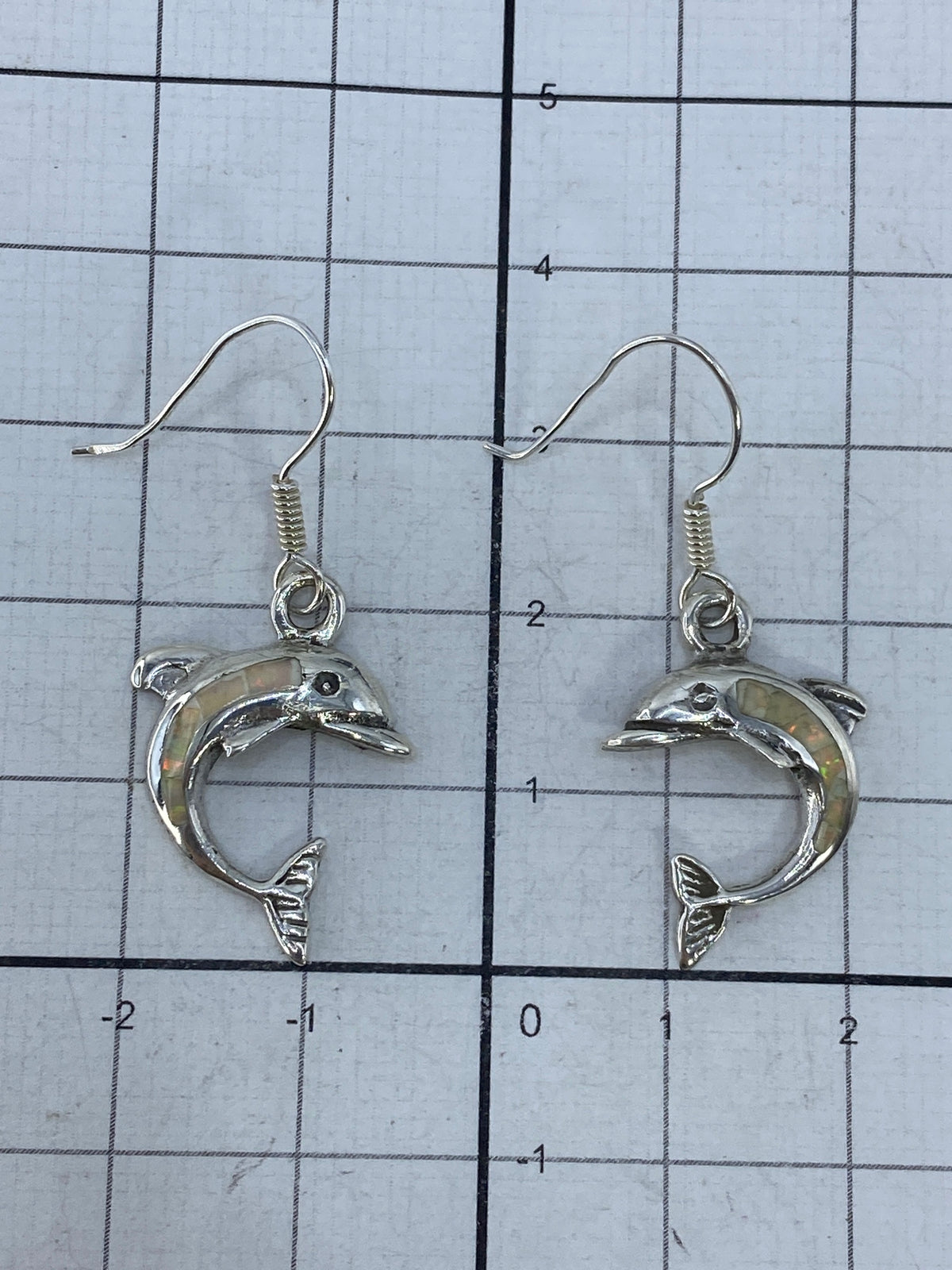 Aretes en gancho de plata mostrando el Quinto 950 auténtico