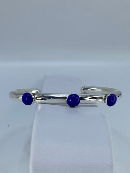 Brazalete de plata rígido con tres esferas de lapislázuli azul profundo engastadas en banda pulida