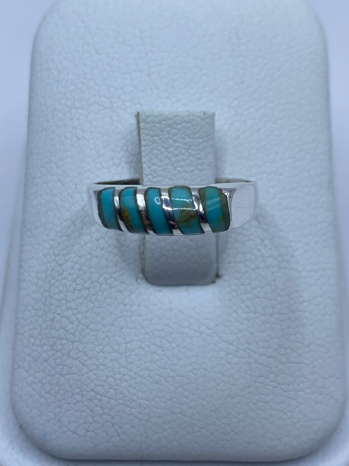 Anillo de plata 925 con turquesa azul cielo engastada en la mano de una mujer