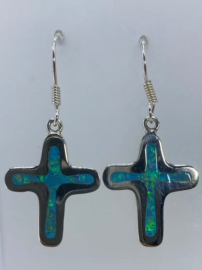 Aretes de plata 950 con ópalo de fuego verde olivo, colgando del ganchito de plata