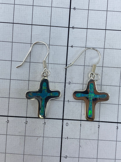 Los dos aretes sobre fondo blanco, con el Quinto 950 visible en la plata
