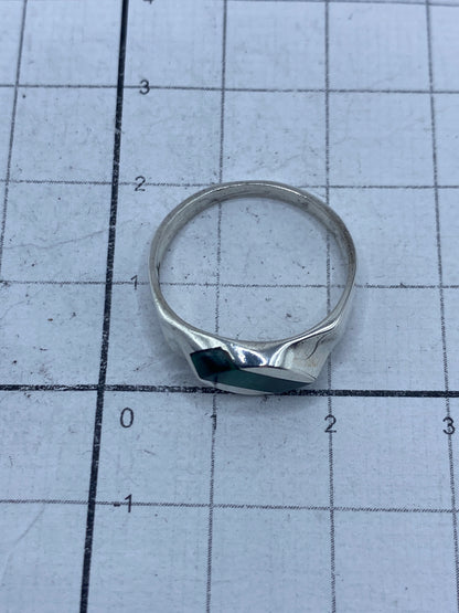 Anillo sobre fondo blanco mostrando el Quinto 925 en la banda