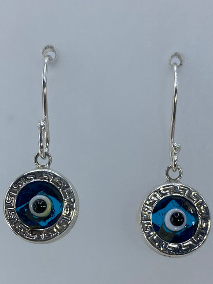 Aretes sobre regla de medición mostrando largo de 2.6 cm