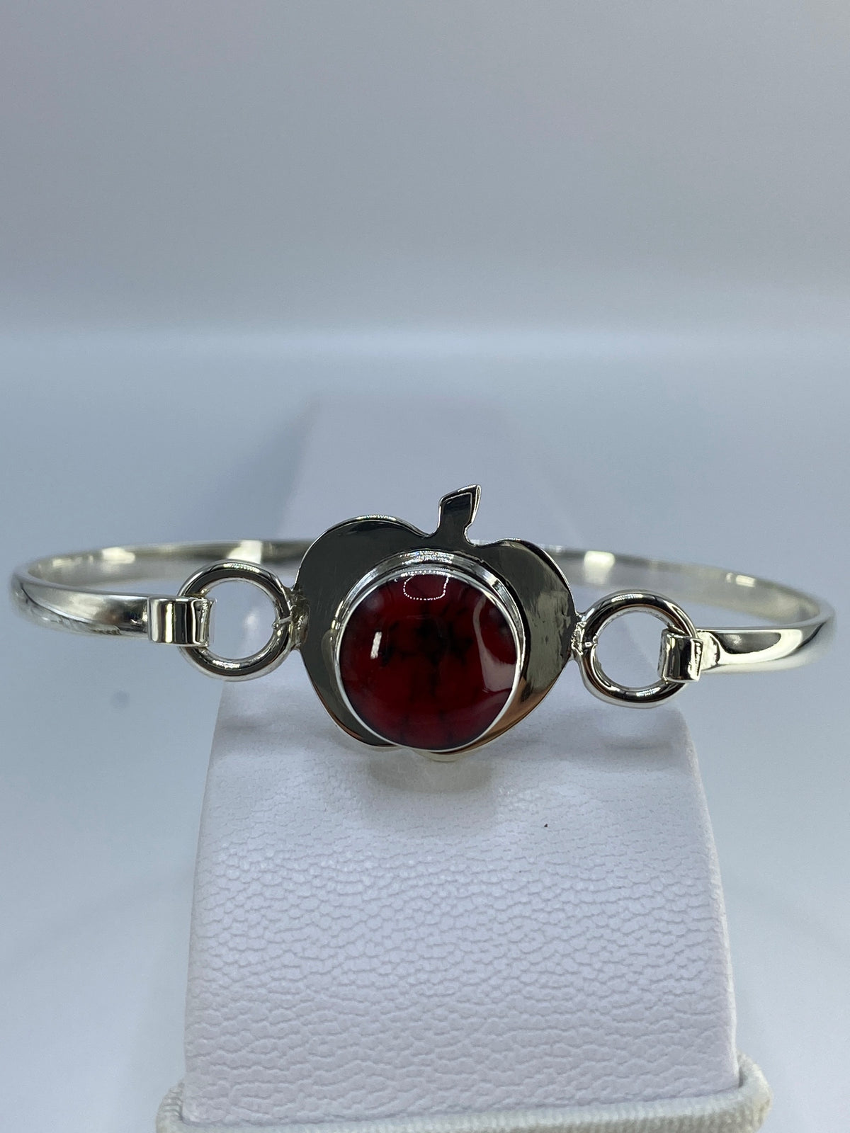 Detalle del coral rojo engastado a mano en plata 925