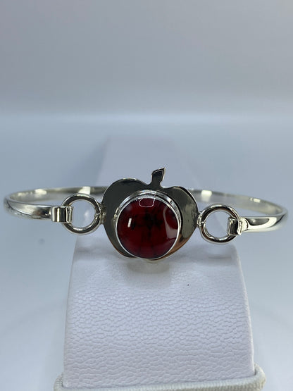 Detalle del coral rojo engastado a mano en plata 925