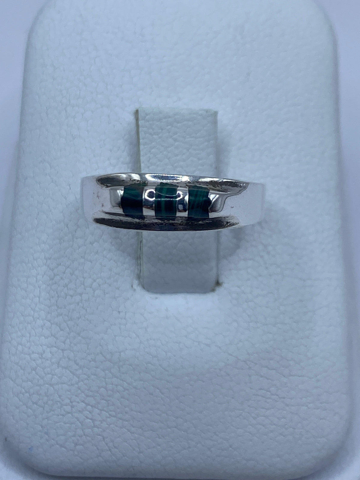 Anillo de plata 925 con malaquita verde engastada, vista frontal