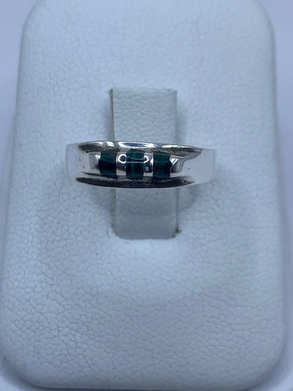 Anillo de plata 925 con malaquita verde engastada, vista frontal