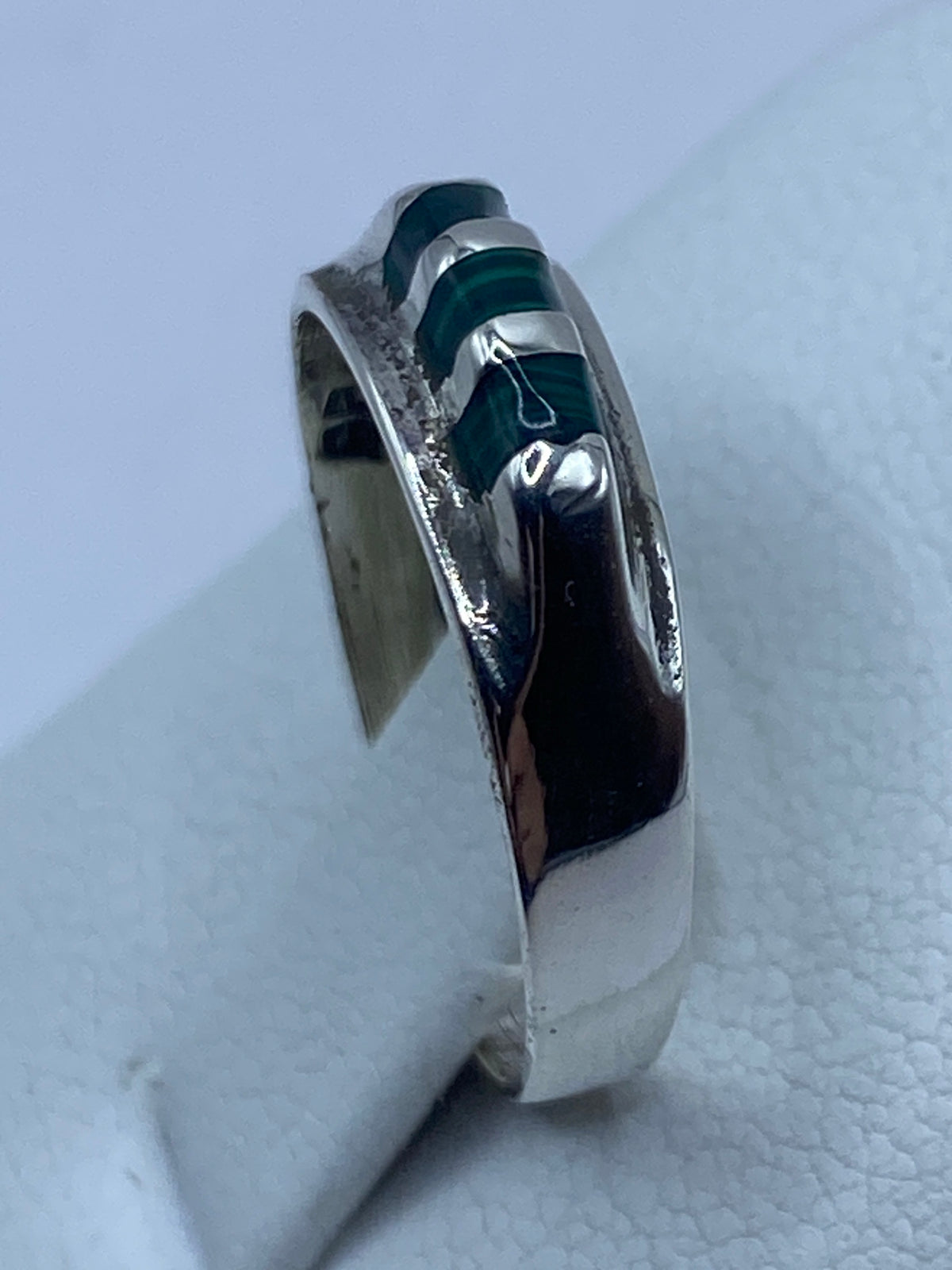 Detalle del engaste de malaquita verde en plata de Taxco