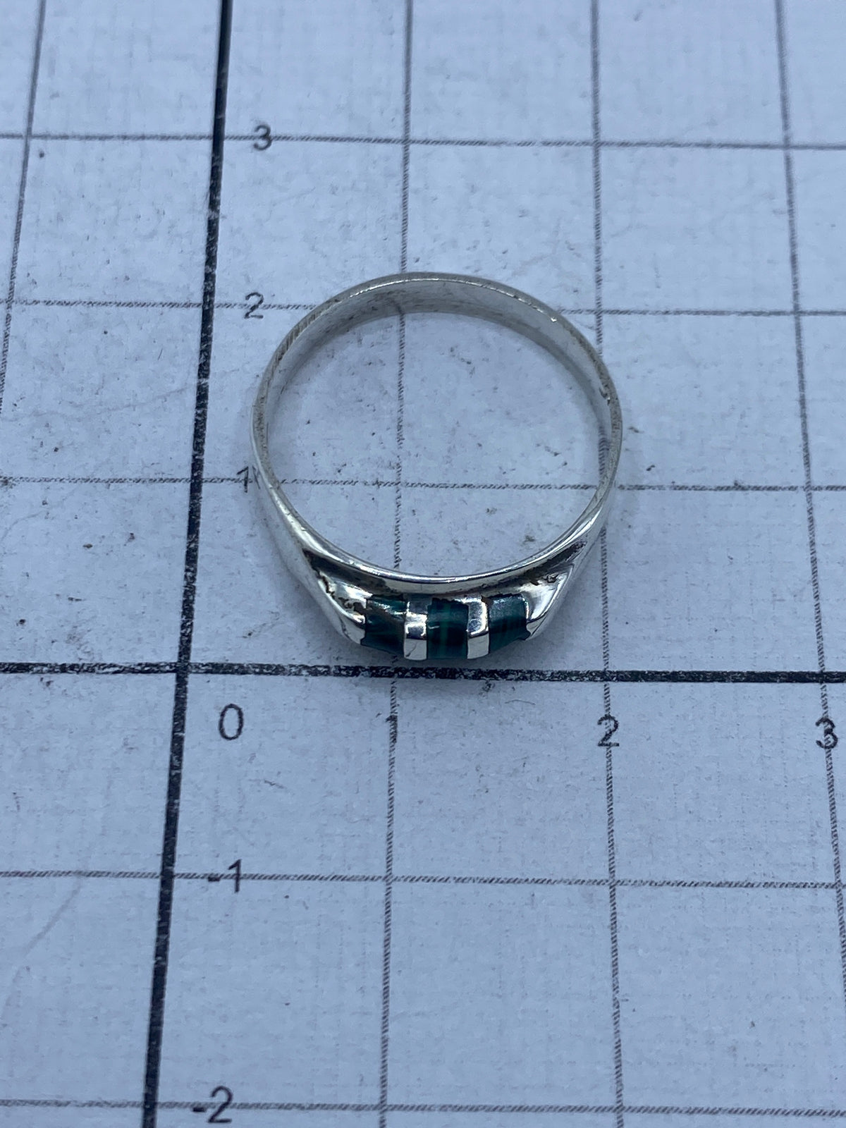 Anillo sobre escala de gramos, pesando 1.9 g, con certificado de talla 6