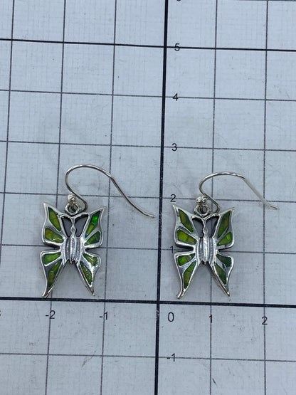 Aretes de ópalo de fuego sobre fondo blanco mostrando el brillo natural de la piedra