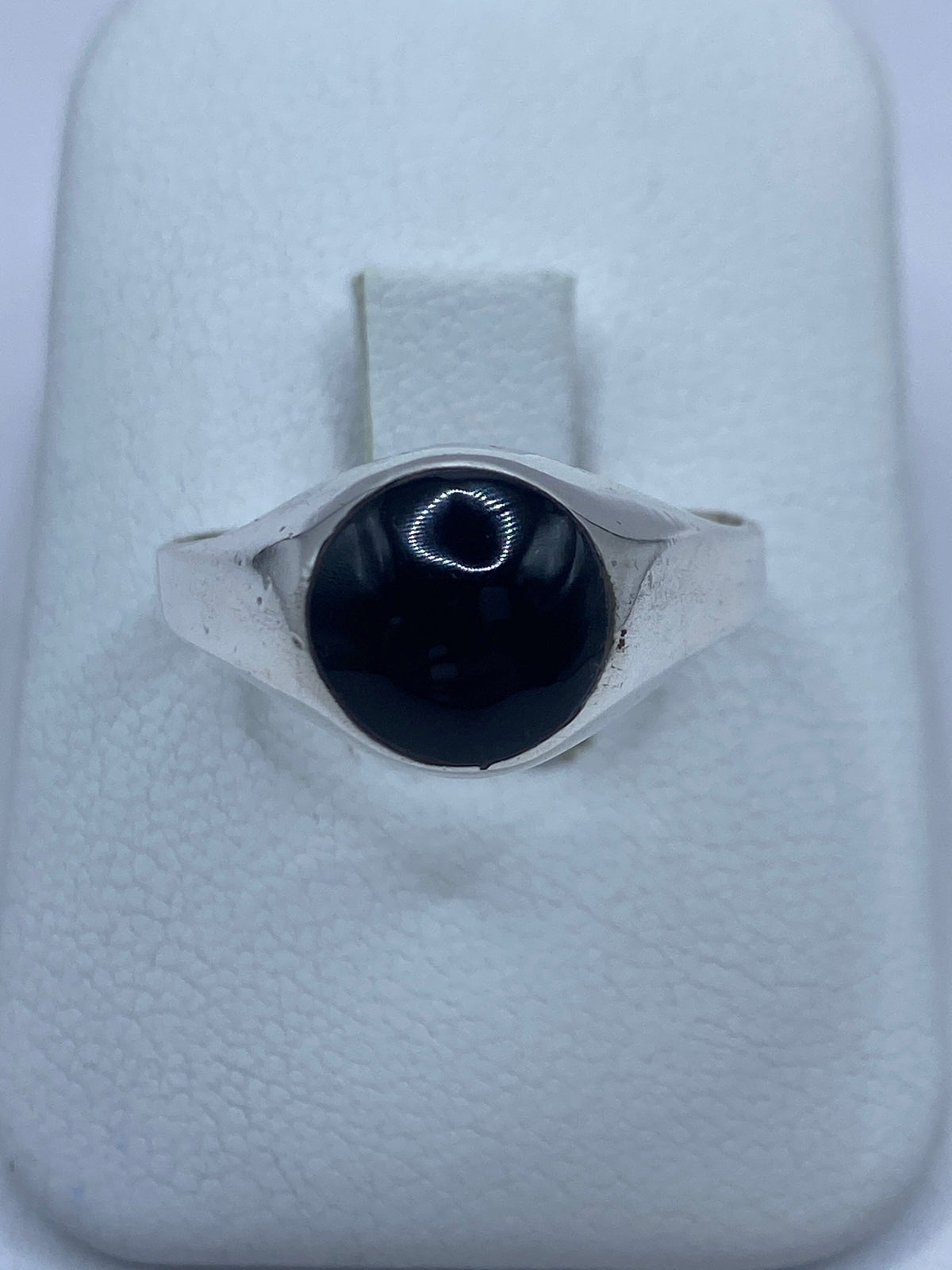 Anillo de plata 925 con ónix negro engastado, vista frontal mostrando la piedra pulida