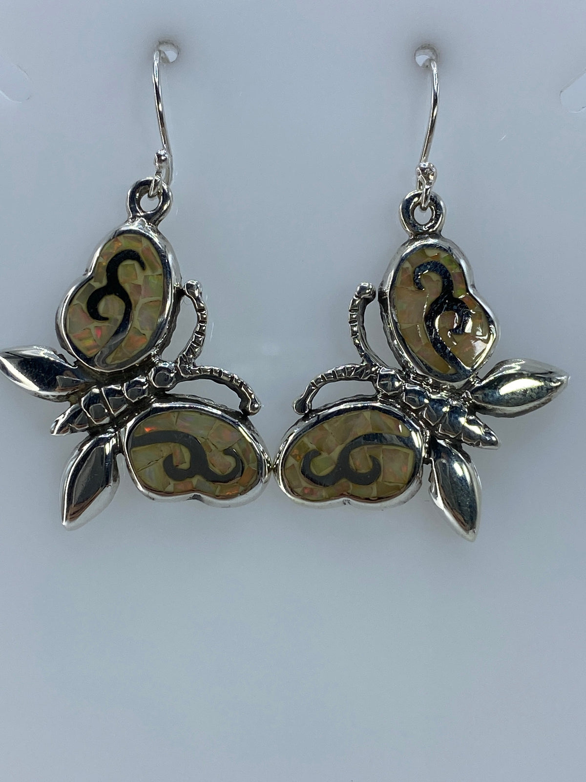 Aretes de 4 cm de largo con engaste de piedra a mano en diseño floral