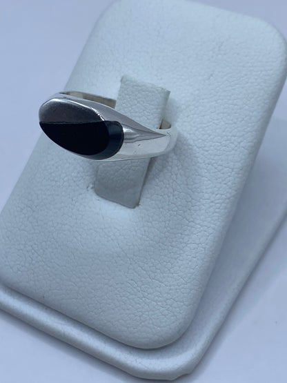Vista frontal del anillo minimalista en plata con piedra onix