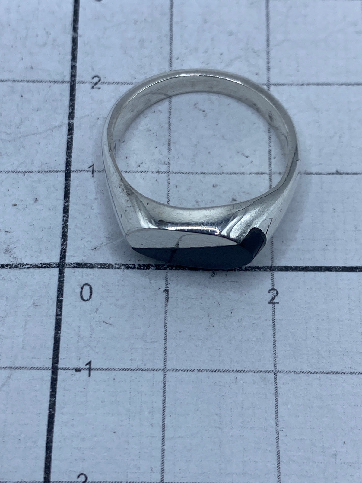 Anillo sobre escala mostrando peso 4.1 gramos