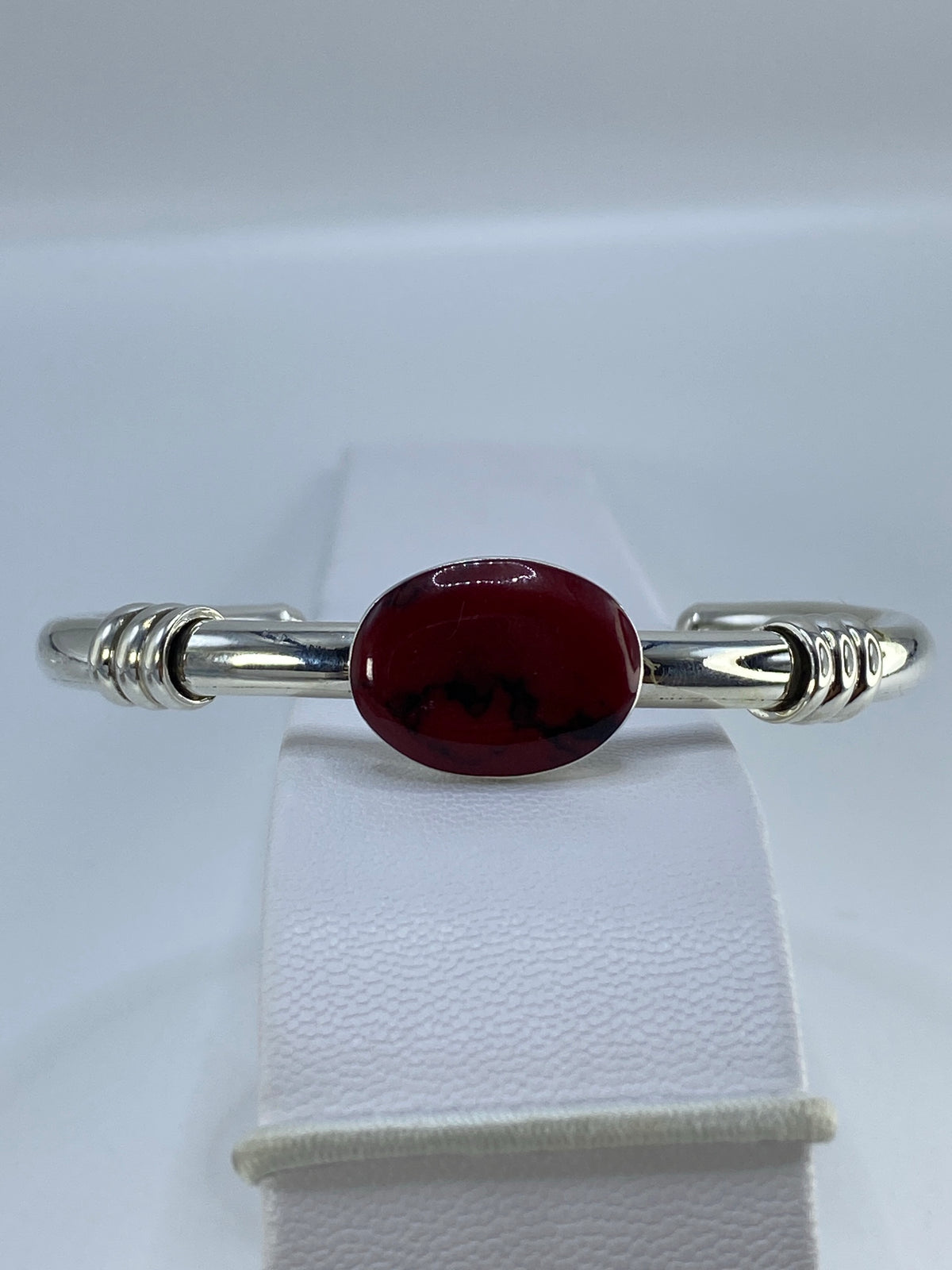 Brazalete de plata con coral rojo engastado, diámetro interior 6 cm, puesto en muñeca