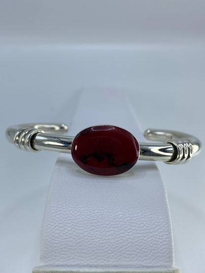 Detalle del engaste a mano del coral rojo en la plata de Taxco