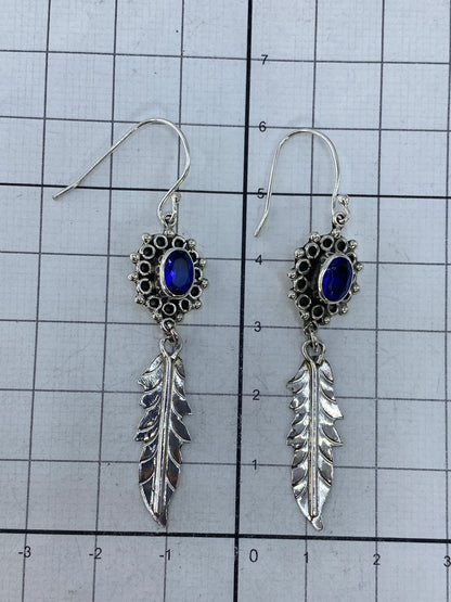 Aretes con marcas de autenticidad 925 en el reverso de la montura