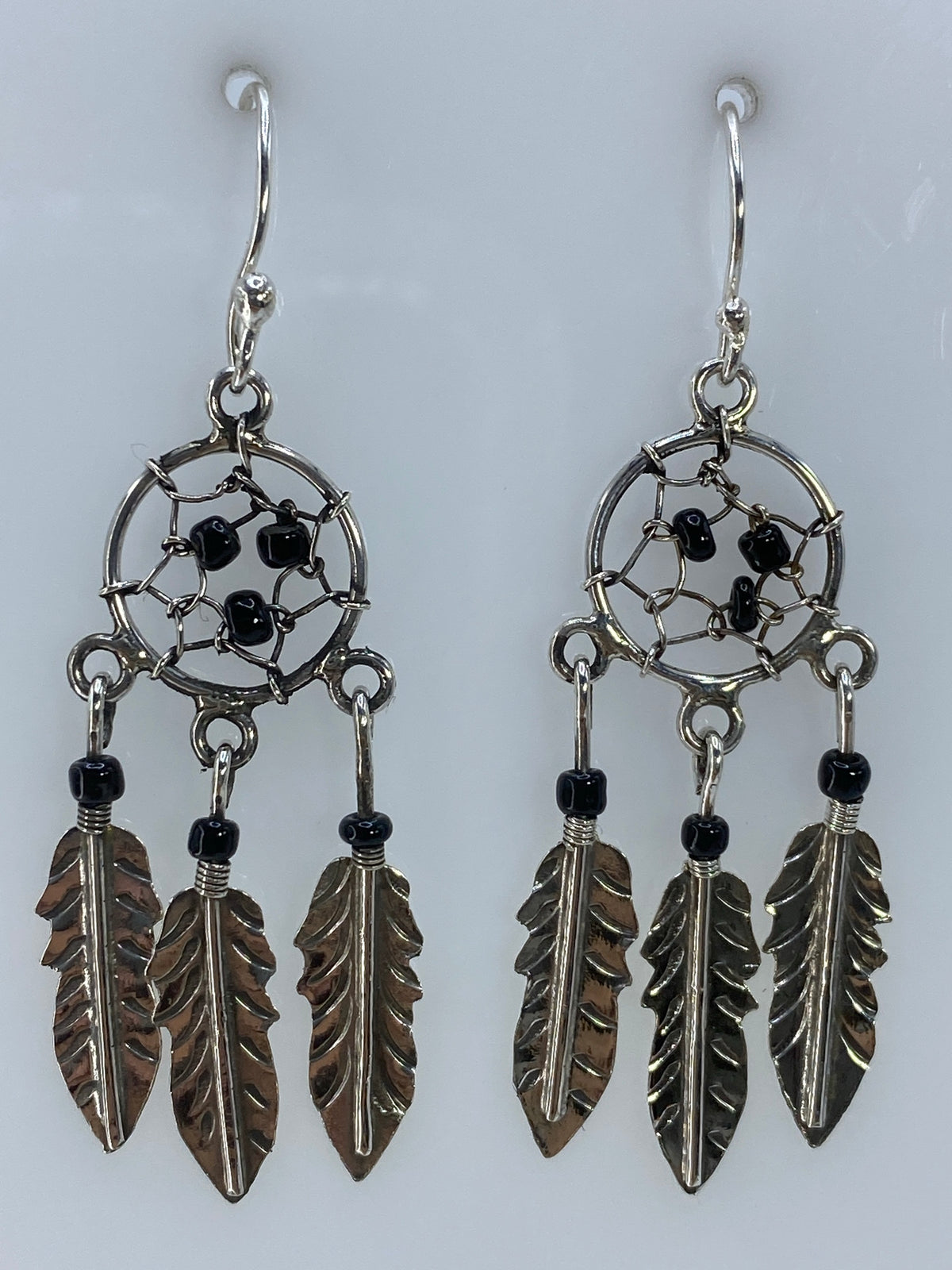 Aretes atrapasueños en plata 925 con cuentas de onix negro colgando